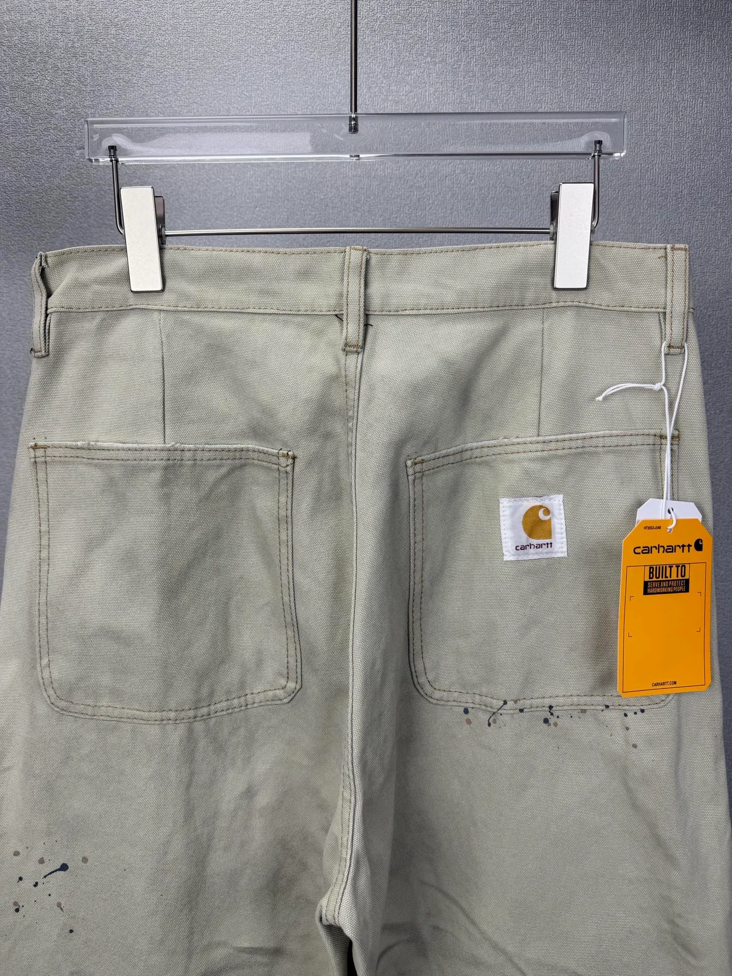 Carhartt 2026 New Arrival Logging Ink Splash Dirty Fold Couple Style Straight Leg Loose Jeans High Version High Version Top Ceiling Quality Styles with different wash textures are very friendly to people with thin legs and thick legs. The straight and loose version is very flattering to the leg shape. Timeless and moderate length, easy to match with casual, basic styling for various styles, a must-have in the wardrobe! The fabric is stiff but also makes the upper body soft without losing texture. The washing process is even more perfect. It is a must-have item for everyone! ! ! Washed wheat, hang tag, pants label, three labels complete Color: Cream White Size: 28, 30, 32, 34, 36 (five sizes)